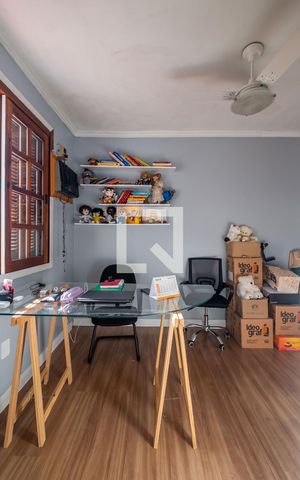 Casa de condomínio à venda com 242m², 4 quartos e 2 vagas Casa de condomínio à venda com 242m², 4 quartos e 2 vagasQuarto 1