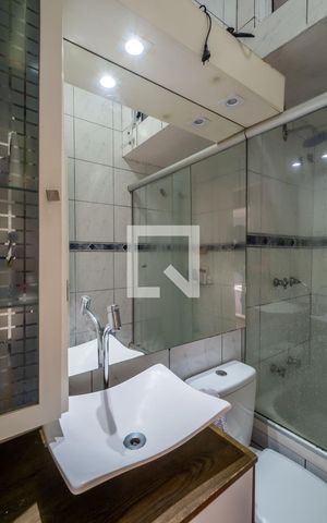 Casa de condomínio à venda com 242m², 4 quartos e 2 vagas Casa de condomínio à venda com 242m², 4 quartos e 2 vagasBanheiro 1