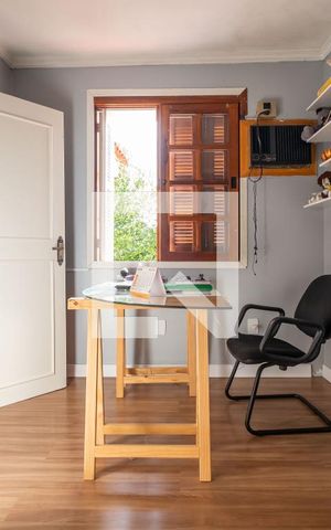 Casa de condomínio à venda com 242m², 4 quartos e 2 vagas Casa de condomínio à venda com 242m², 4 quartos e 2 vagasQuarto 1