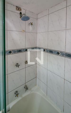 Casa de condomínio à venda com 242m², 4 quartos e 2 vagas Casa de condomínio à venda com 242m², 4 quartos e 2 vagasBanheiro 1