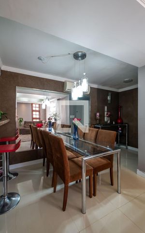 Casa de condomínio à venda com 242m², 4 quartos e 2 vagas Casa de condomínio à venda com 242m², 4 quartos e 2 vagasSala