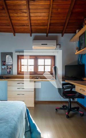 Casa de condomínio à venda com 242m², 4 quartos e 2 vagas Casa de condomínio à venda com 242m², 4 quartos e 2 vagasQuarto 4