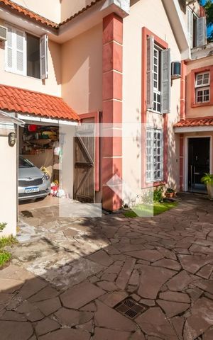 Casa de condomínio à venda com 242m², 4 quartos e 2 vagas Casa de condomínio à venda com 242m², 4 quartos e 2 vagasFachada