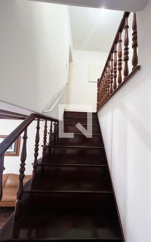 Casa à venda com 100m², 3 quartos e 2 vagasEscada