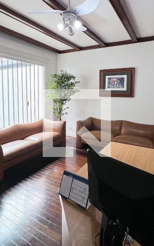 Casa à venda com 100m², 3 quartos e 2 vagasSala