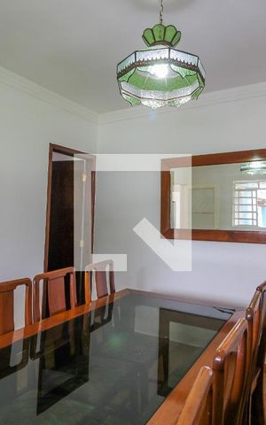 Casa à venda com 5400m², 4 quartos e 5 vagas Casa à venda com 5400m², 4 quartos e 5 vagasSala