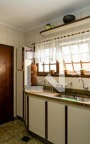 Casa à venda com 249m², 4 quartos e 2 vagas Casa à venda com 249m², 4 quartos e 2 vagasCozinha