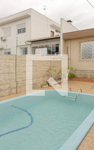 Casa à venda com 300m², 3 quartos e 5 vagas Casa à venda com 300m², 3 quartos e 5 vagasPiscina