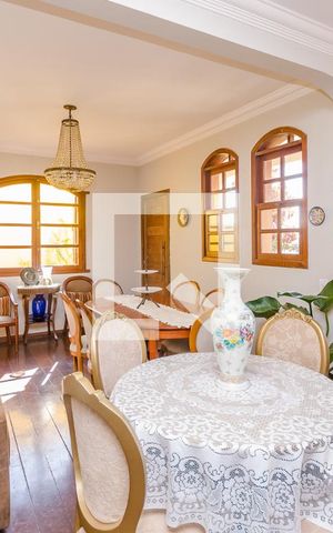 Casa para alugar com 270m², 4 quartos e 4 vagas Casa para alugar com 270m², 4 quartos e 4 vagasSala