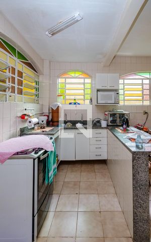 Casa para alugar com 270m², 4 quartos e 4 vagas Casa para alugar com 270m², 4 quartos e 4 vagasCozinha