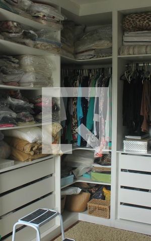 Apartamento à venda com 137m², 4 quartos e 2 vagasCloset da suíte 2