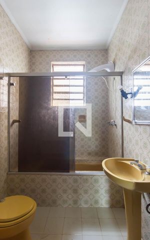 Casa para alugar com 250m², 3 quartos e 3 vagas Casa para alugar com 250m², 3 quartos e 3 vagasBanheiro da Suíte