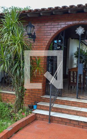 Casa à venda com 390m², 3 quartos e 4 vagas Casa à venda com 390m², 3 quartos e 4 vagasFachada