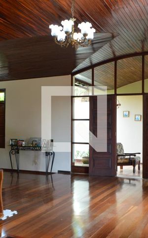 Casa à venda com 390m², 3 quartos e 4 vagas Casa à venda com 390m², 3 quartos e 4 vagasSala