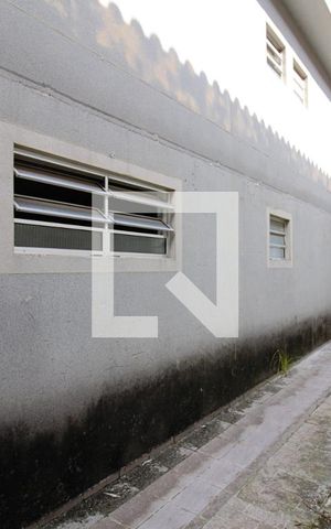 Casa à venda com 200m², 2 quartos e 2 vagas Casa à venda com 200m², 2 quartos e 2 vagasQuintal