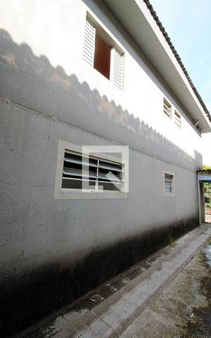 Casa à venda com 200m², 2 quartos e 2 vagas Casa à venda com 200m², 2 quartos e 2 vagasQuintal