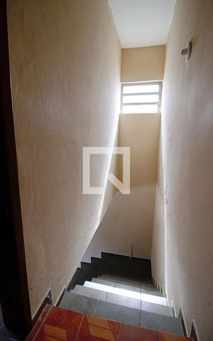 Casa à venda com 200m², 2 quartos e 2 vagas Casa à venda com 200m², 2 quartos e 2 vagasEscada