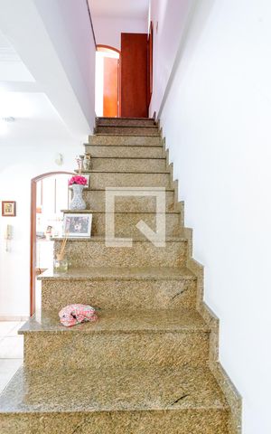 Casa à venda com 300m², 4 quartos e sem vagaEscada Quartos