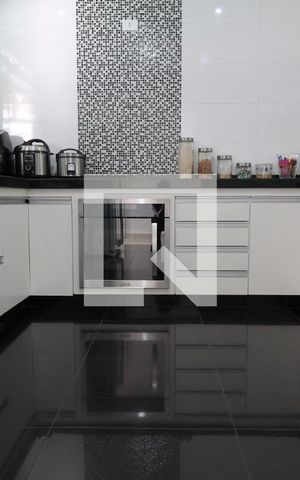 Casa à venda com 195m², 3 quartos e 3 vagasCozinha - Armários