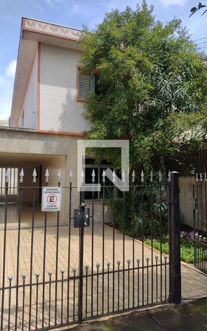 Casa à venda com 216m², 3 quartos e 3 vagas Casa à venda com 216m², 3 quartos e 3 vagasFachada