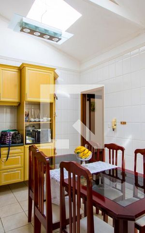 Casa à venda com 218m², 3 quartos e 3 vagas Casa à venda com 218m², 3 quartos e 3 vagasCozinha