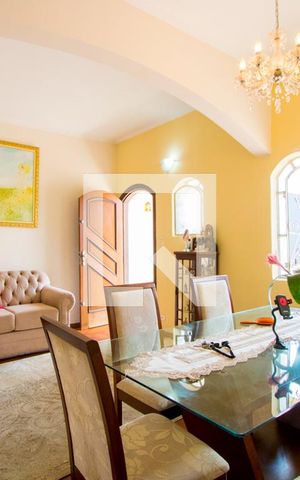 Casa à venda com 218m², 3 quartos e 3 vagas Casa à venda com 218m², 3 quartos e 3 vagasSala