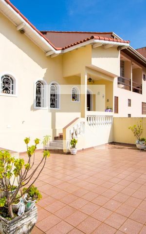 Casa à venda com 218m², 3 quartos e 3 vagas Casa à venda com 218m², 3 quartos e 3 vagasÁrea externa