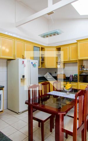 Casa à venda com 218m², 3 quartos e 3 vagas Casa à venda com 218m², 3 quartos e 3 vagasCozinha