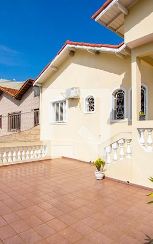 Casa à venda com 218m², 3 quartos e 3 vagas Casa à venda com 218m², 3 quartos e 3 vagasÁrea externa
