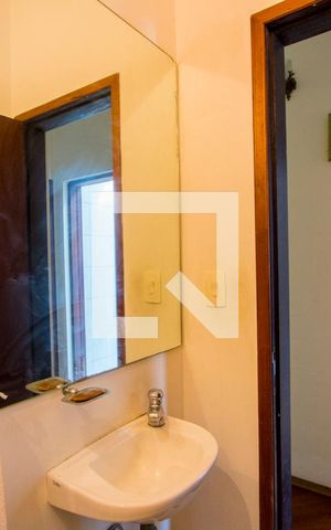 Casa à venda com 218m², 3 quartos e 3 vagas Casa à venda com 218m², 3 quartos e 3 vagasLavabo