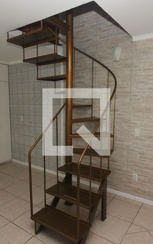 Casa à venda com 67m², 2 quartos e 1 vaga Casa à venda com 67m², 2 quartos e 1 vagaEscada