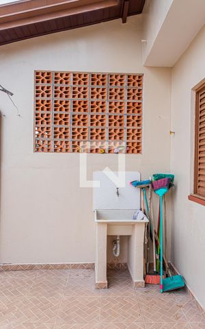 Casa à venda com 270m², 4 quartos e 2 vagas Casa à venda com 270m², 4 quartos e 2 vagasÁrea de serviço e quintal