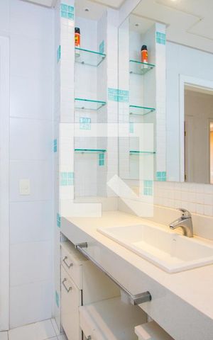 Apartamento à venda com 170m², 4 quartos e 3 vagas Apartamento à venda com 170m², 4 quartos e 3 vagasBanheiro social