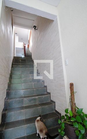 Casa à venda com 150m², 2 quartos e 2 vagas Casa à venda com 150m², 2 quartos e 2 vagasEscada