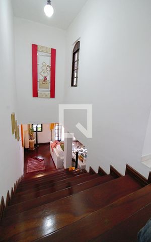 Casa à venda com 150m², 2 quartos e 2 vagas Casa à venda com 150m², 2 quartos e 2 vagasEscada