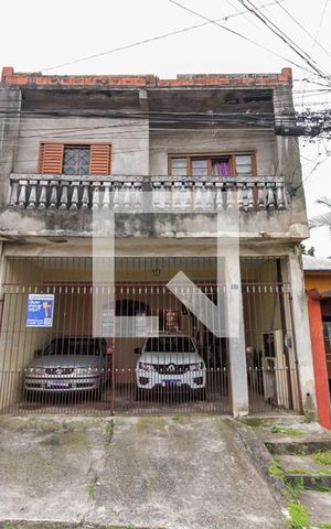 Casa à venda com 235m², 6 quartos e 2 vagas Casa à venda com 235m², 6 quartos e 2 vagasFachada
