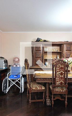 Casa à venda com 242m², 4 quartos e 4 vagasSala 