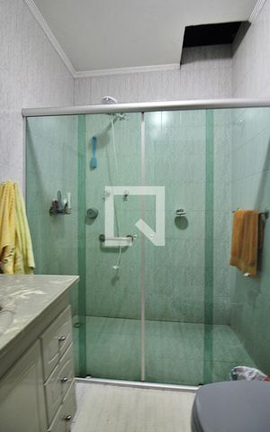 Casa à venda com 242m², 4 quartos e 4 vagasBanheiro Social