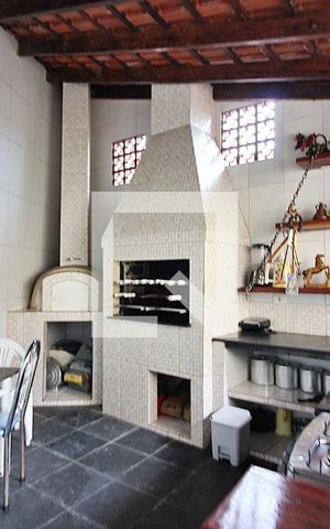 Casa à venda com 242m², 4 quartos e 4 vagasChurrasqueira
