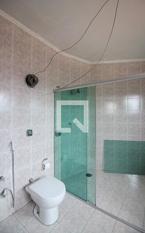 Casa à venda com 242m², 4 quartos e 4 vagasBanheiro do Quarto 4 - Suíte