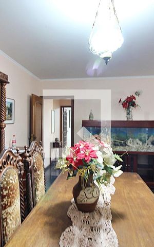 Casa à venda com 242m², 4 quartos e 4 vagasSala 