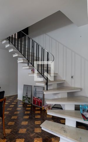 Casa à venda com 257m², 4 quartos e 2 vagas Casa à venda com 257m², 4 quartos e 2 vagasEscadas