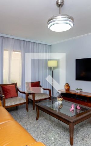 Casa à venda com 130m², 4 quartos e 4 vagas Casa à venda com 130m², 4 quartos e 4 vagasSala de Estar