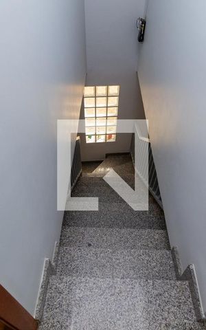 Casa à venda com 130m², 4 quartos e 4 vagas Casa à venda com 130m², 4 quartos e 4 vagasEscada