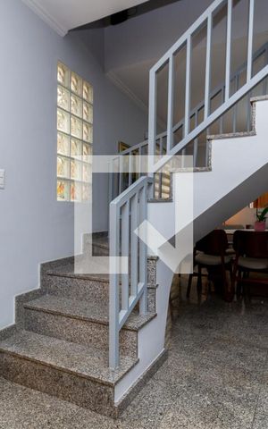 Casa à venda com 130m², 4 quartos e 4 vagas Casa à venda com 130m², 4 quartos e 4 vagasEscada