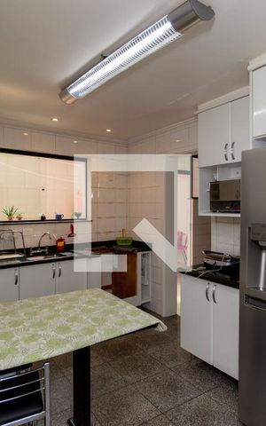 Casa à venda com 130m², 4 quartos e 4 vagas Casa à venda com 130m², 4 quartos e 4 vagasCozinha