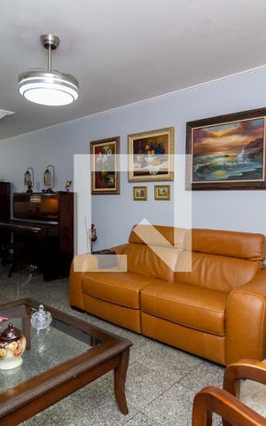 Casa à venda com 130m², 4 quartos e 4 vagas Casa à venda com 130m², 4 quartos e 4 vagasSala de Estar