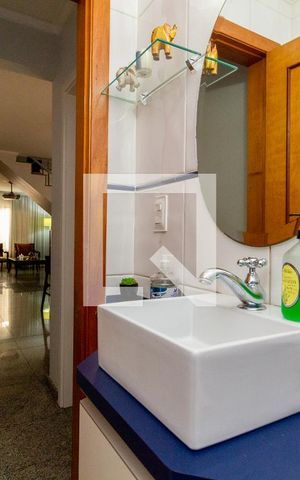 Casa à venda com 130m², 4 quartos e 4 vagas Casa à venda com 130m², 4 quartos e 4 vagasLavabo