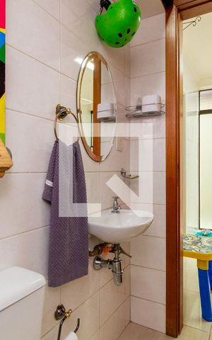 Casa à venda com 130m², 4 quartos e 4 vagas Casa à venda com 130m², 4 quartos e 4 vagasBanheiro - Área de Serviço