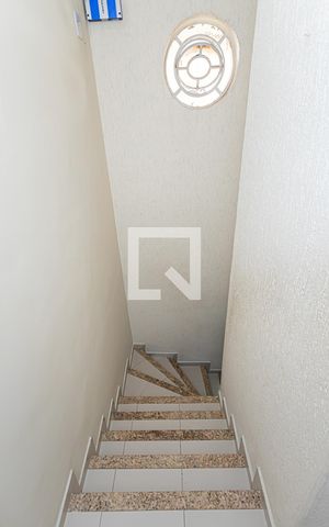 Casa à venda com 210m², 3 quartos e 2 vagas Casa à venda com 210m², 3 quartos e 2 vagasEscada